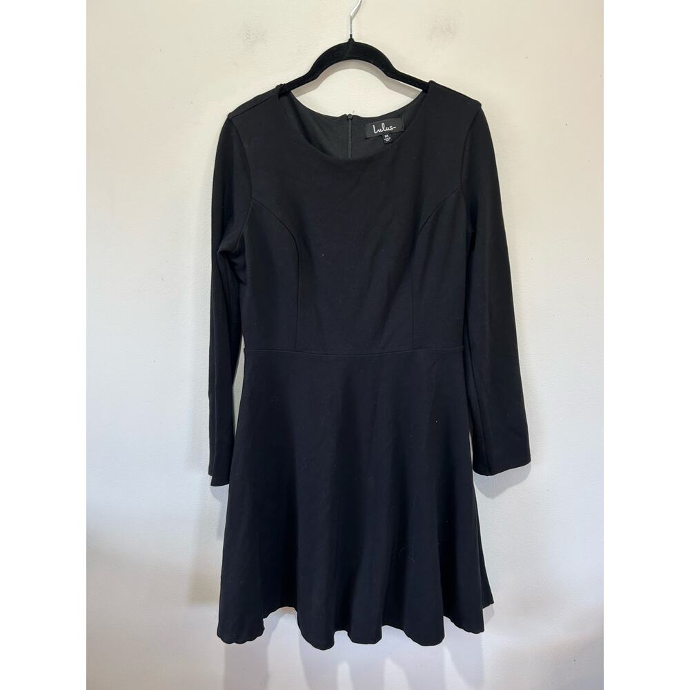 Lulus little back dress size M short flare zipper in back classic minimalist